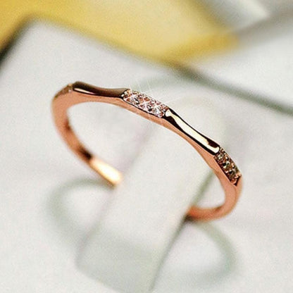 Minimalist band ring, covered with sparkling Zirconia, available in a variety of colors, with everyday clothing, imitation of luxury wedding rings