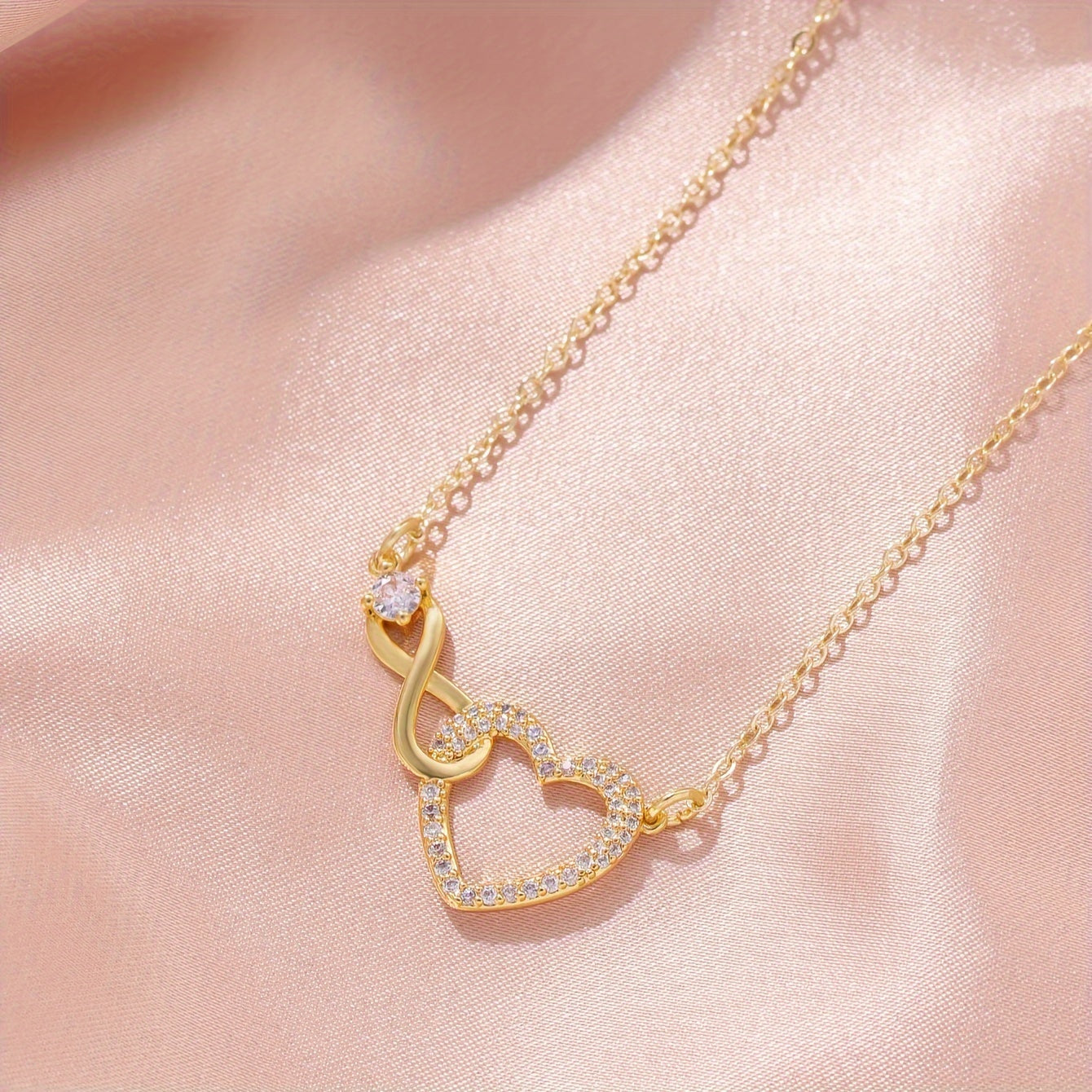 Elegant copper heart-shaped infinity necklace with synthetic Zirconia, simple Japanese and Korean styles, suitable for daily wear and gifts, suitable for all seasons