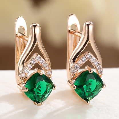 A pair of retro elegant ladies fishtail string pearl earrings stylish and versatile earrings.