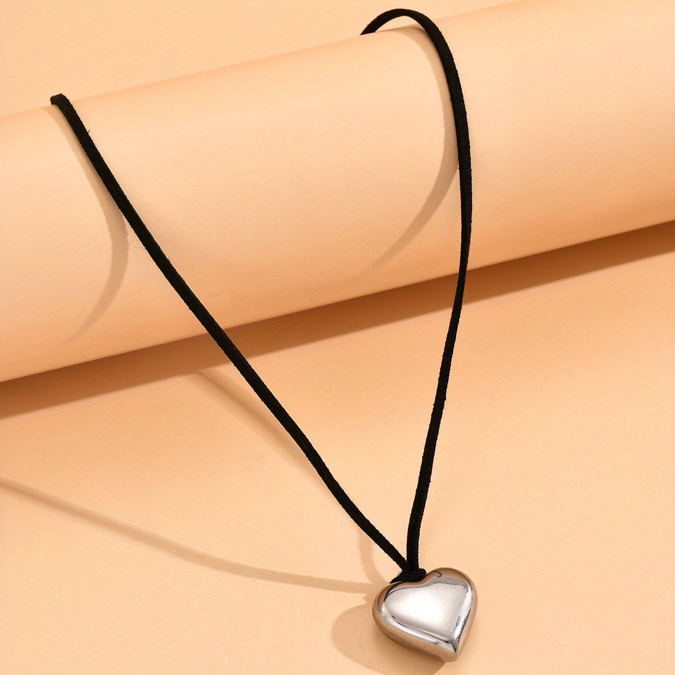 Silver heart-shaped irregular necklace, with retro irregular black necklace to show high-cold temperament