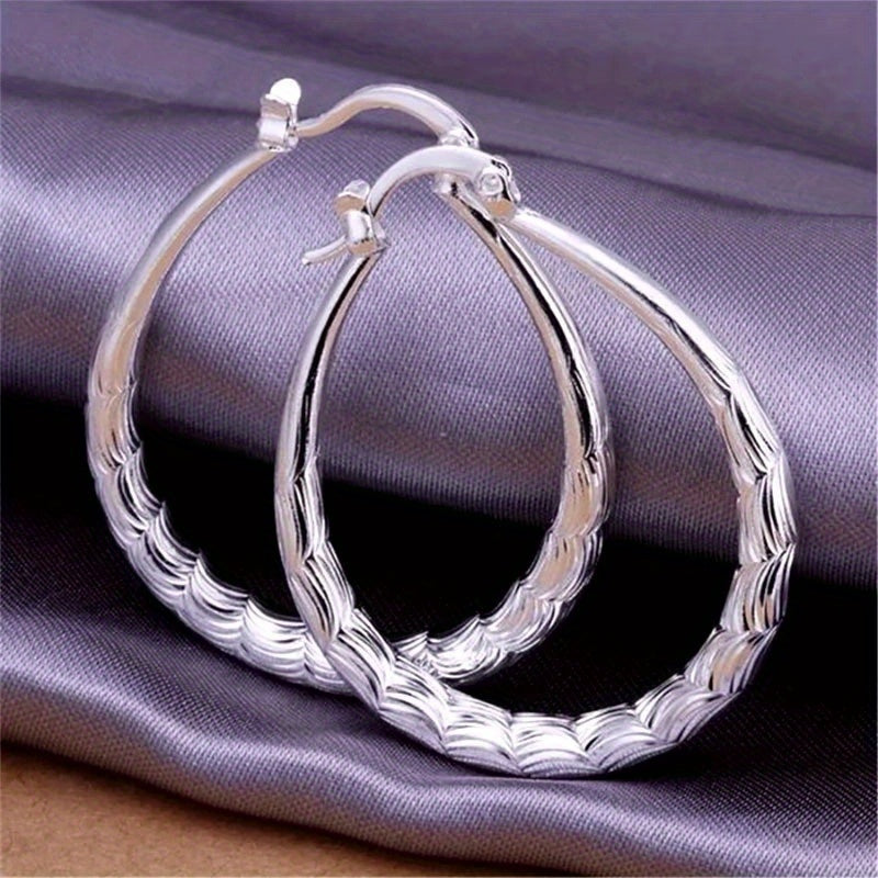 Circle-shaped earrings with simple design are suitable for women's daily casual wear