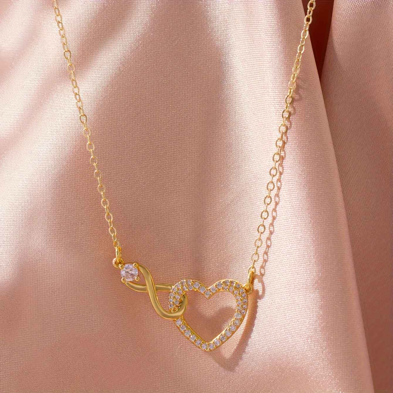 Elegant copper heart-shaped infinity necklace with synthetic Zirconia, simple Japanese and Korean styles, suitable for daily wear and gifts, suitable for all seasons