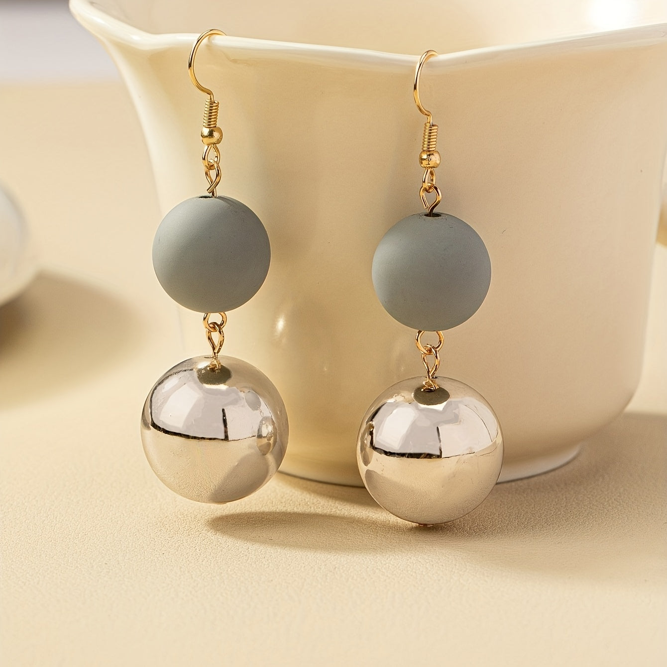 A three-piece necklace plus earrings bohemian jewelry set made of exaggerated beads is the perfect decoration for a summer beach party