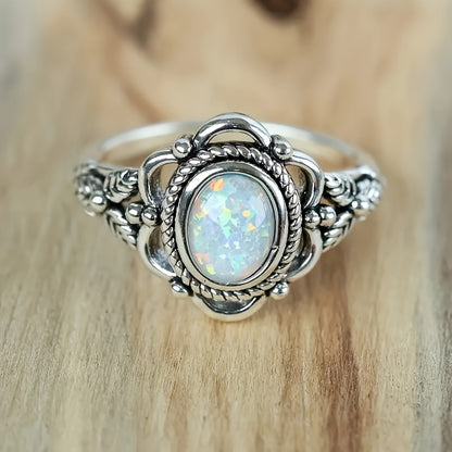 Vintage bohemian style, silver hollow texture design, inlaid with shiny opal ladies ring, stylish and exquisite accessories, suitable for daily wear and vacation, creative gifts