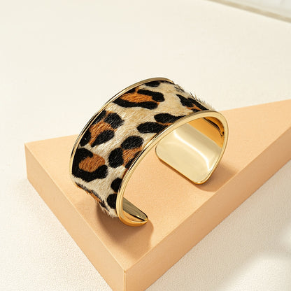 Bohemian luxury 14K gold-plated leopard print open bracelet, adjustable alloy bracelet, suitable for daily and party wear, fashion jewelry for all seasons