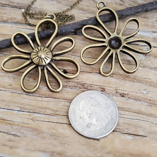 Ladies' retro copper flower pendant necklace, alloy, simple design, exquisite chain, suitable for daily wear, charm necklace