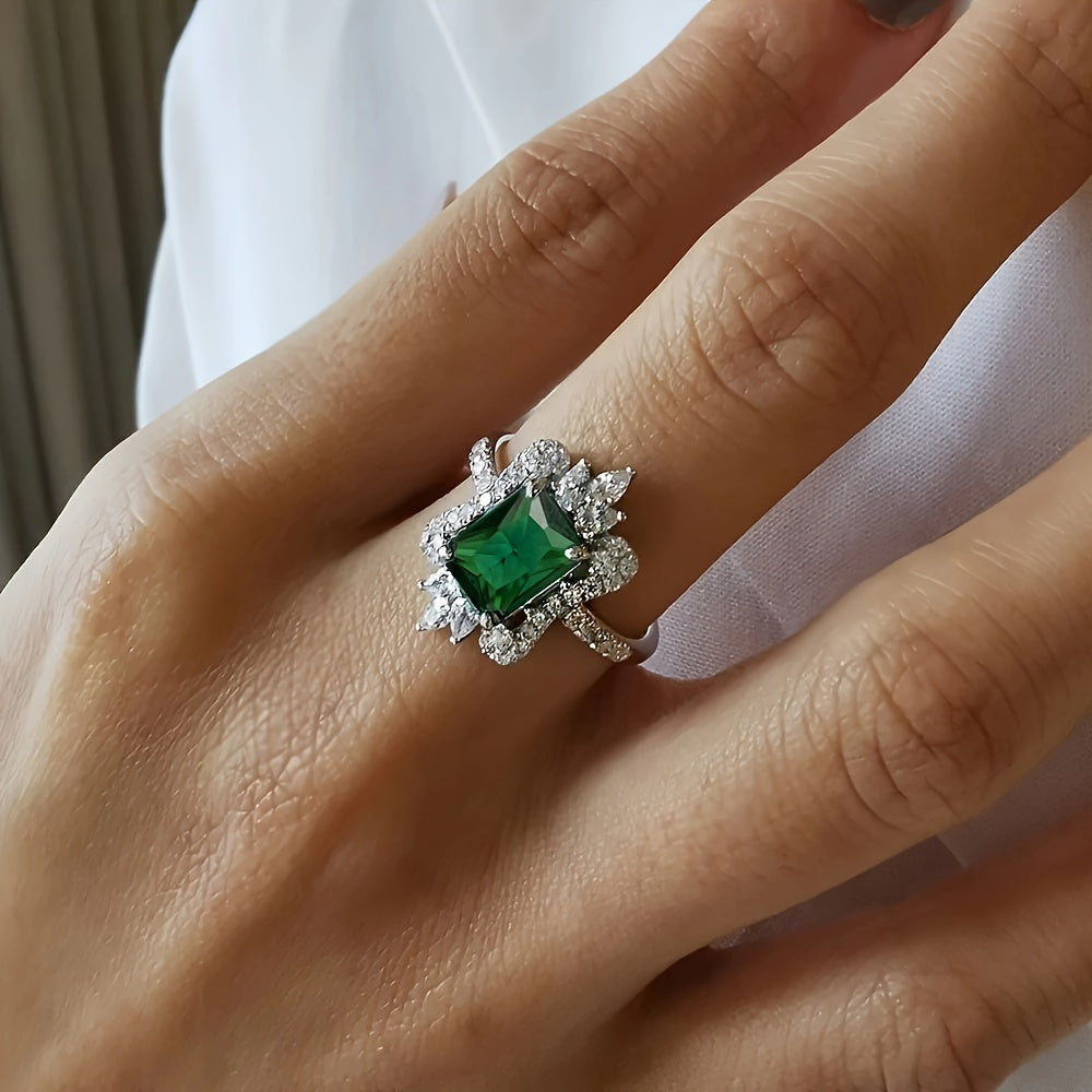 A stylish and luxurious palace-style ring with a four-claw setting and green synthetic gemstone is suitable for Women's engagements, weddings, daily casual wear, anniversary gifts, and does not come with a box.